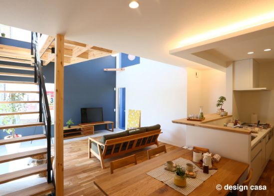 デザインと機能性を兼ね備えた、木製階段と明るいリビングの内観