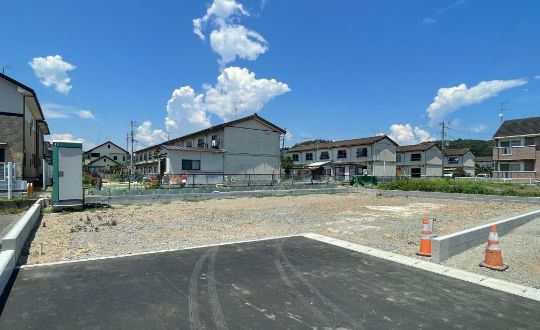 建築前の整地された土地と周辺の住宅の様子
