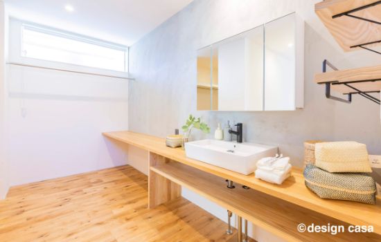 家事動線を考慮した、モダンで機能的な広々とした洗面台の様子