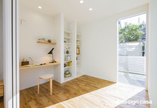 配線とコンセントの位置を考慮した、明るい書斎スペースの様子