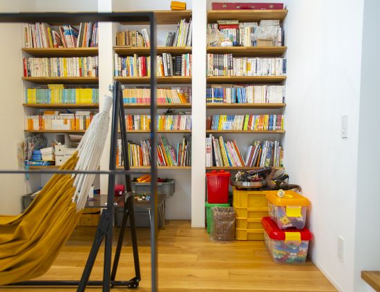 本や収納ボックスが整理された、大容量で使いやすい壁面収納の様子