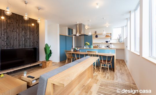 木目調を主としたモダンなリビングダイニングキッチンの内観