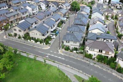太陽光発電が並ぶ住宅街