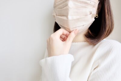 マスクをつける女性