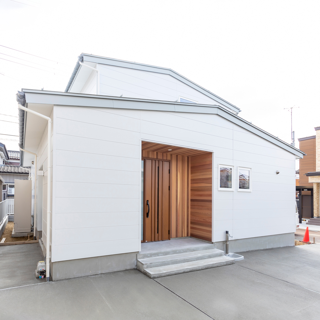 木の温もりが迎える白い家 アイチャッチ